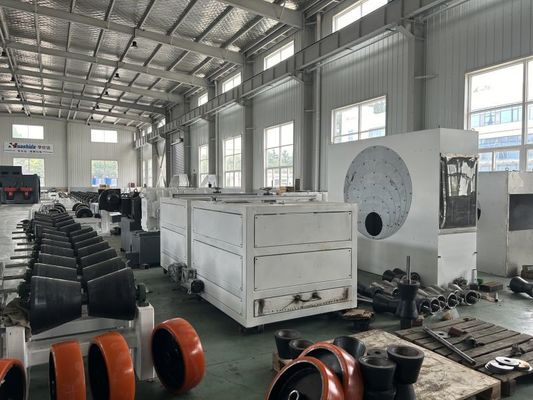 Machine de revêtement de pipelines avec ligne de revêtement 3LPE pour tuyaux de 508 à 3 600 mm comprenant des couches d'apprêt époxy, d'adhésif et de polyéthylène à une vitesse de 1 à 6 mètres par minute