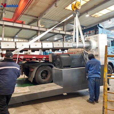 Ligne de production de tuyaux pré-isolés en PEHD couverts de PU avec coupe planétaire sans poussière et contrôle PLC Siemens pour le transport municipal d'eau et de gaz