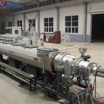 HDPE boru ekstrüzyon hattı tek vidali ekstrüzörle 1000 kg/h ekstrüzyon kapasitesi ve tarımsal sulama için vakum kalibrasyonu