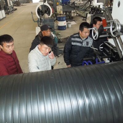 Línea de extrusión de tuberías de HDPE para la producción de tuberías de pared hueca enrollada de 300 mm a 3000 mm con alta rigidez anular y vida útil de 50 años